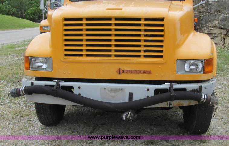 image for item E3967 1990 International 4900 oil distributor truck