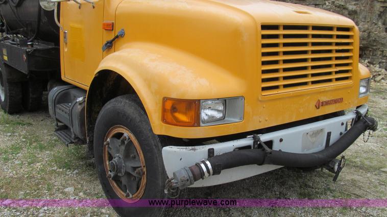 image for item E3967 1990 International 4900 oil distributor truck