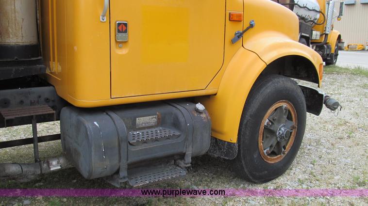 image for item E3967 1990 International 4900 oil distributor truck