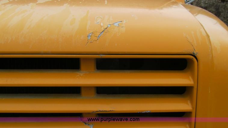 image for item E3967 1990 International 4900 oil distributor truck