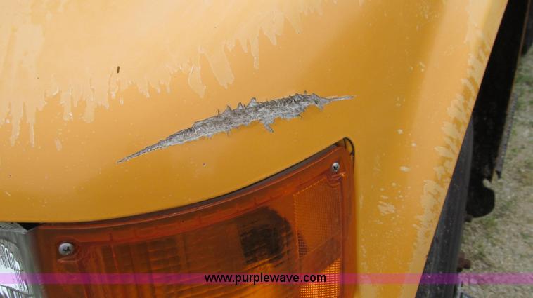 image for item E3967 1990 International 4900 oil distributor truck