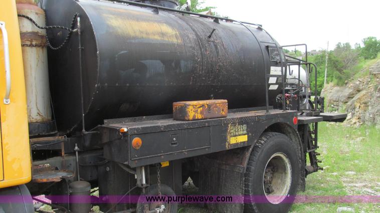 image for item E3967 1990 International 4900 oil distributor truck