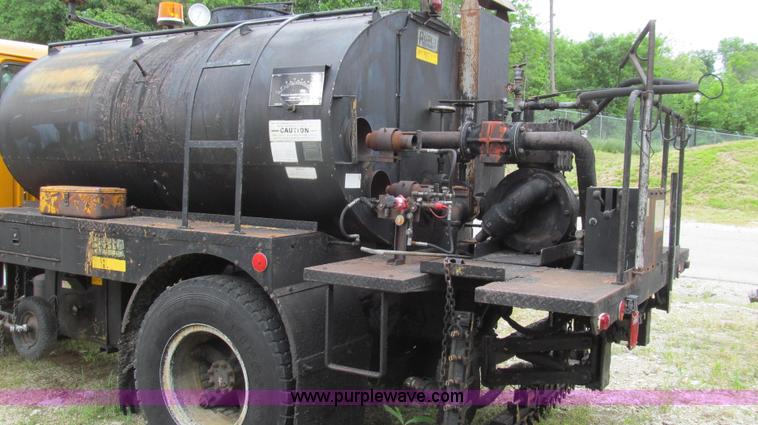 image for item E3967 1990 International 4900 oil distributor truck