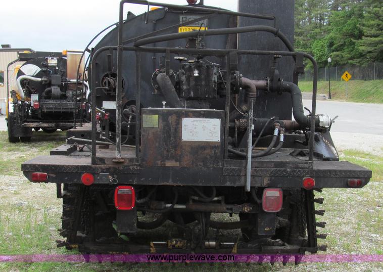 image for item E3967 1990 International 4900 oil distributor truck