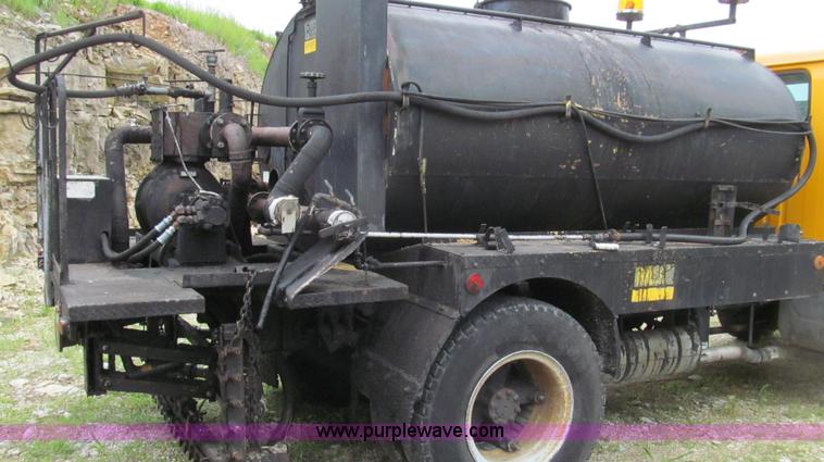 image for item E3967 1990 International 4900 oil distributor truck