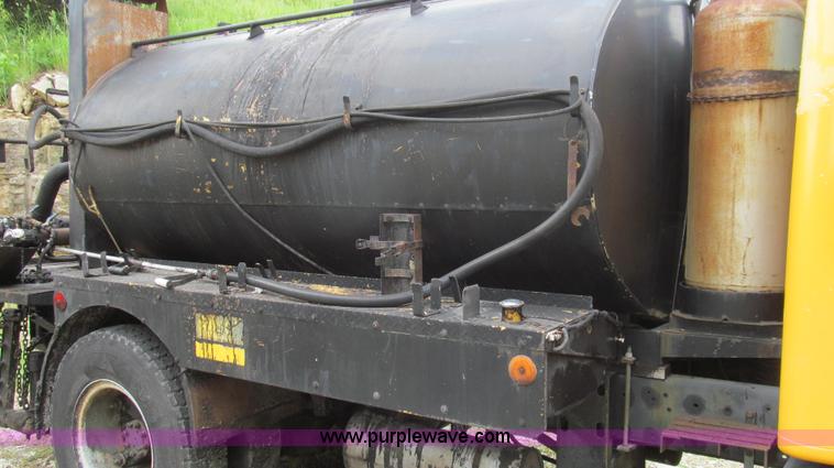 image for item E3967 1990 International 4900 oil distributor truck