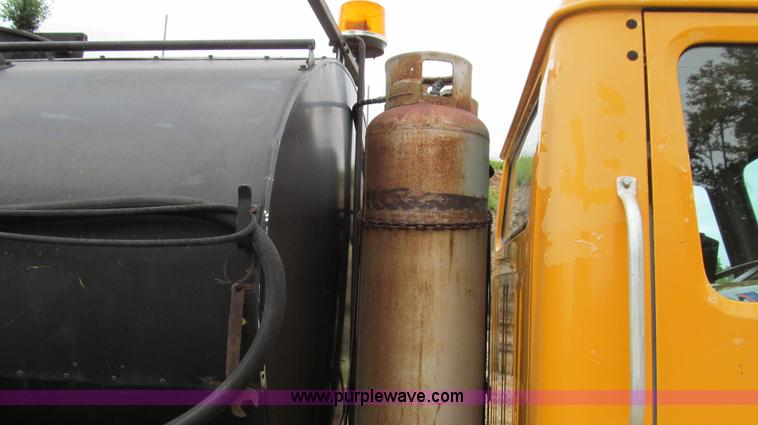 image for item E3967 1990 International 4900 oil distributor truck