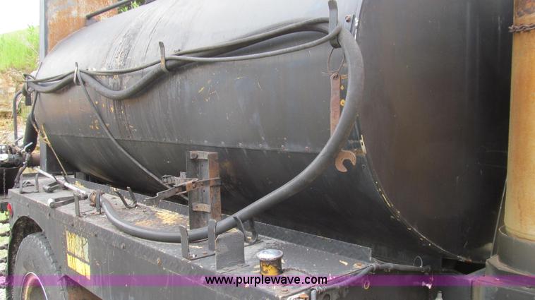 image for item E3967 1990 International 4900 oil distributor truck