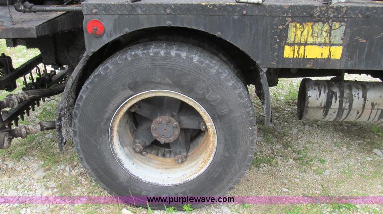 image for item E3967 1990 International 4900 oil distributor truck