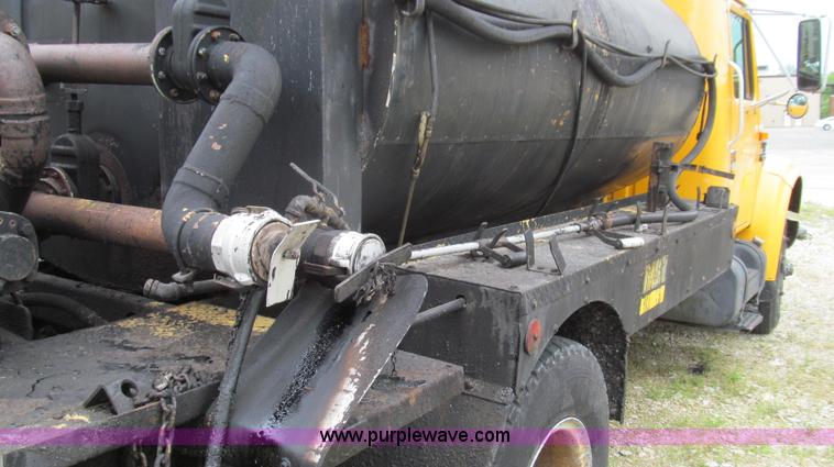 image for item E3967 1990 International 4900 oil distributor truck