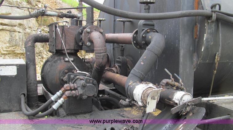 image for item E3967 1990 International 4900 oil distributor truck