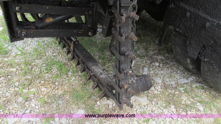 image for item E3967 1990 International 4900 oil distributor truck