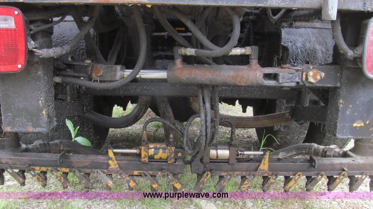 image for item E3967 1990 International 4900 oil distributor truck