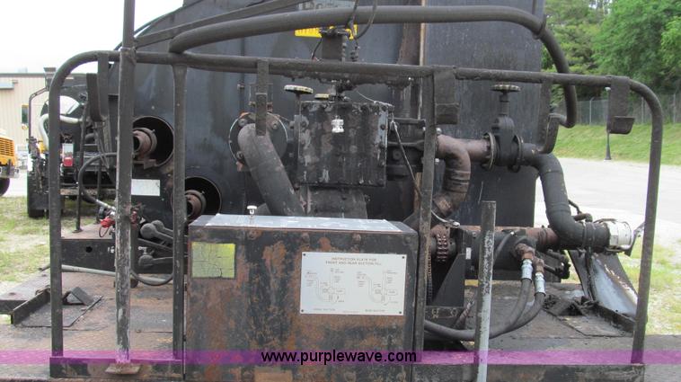 image for item E3967 1990 International 4900 oil distributor truck