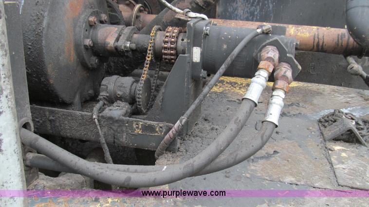 image for item E3967 1990 International 4900 oil distributor truck