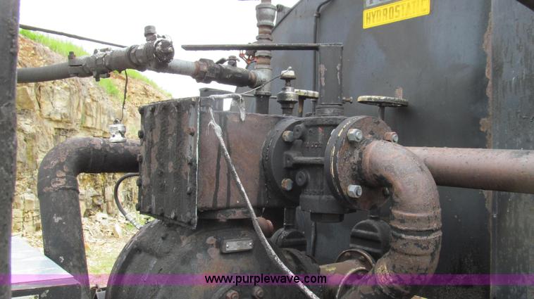 image for item E3967 1990 International 4900 oil distributor truck