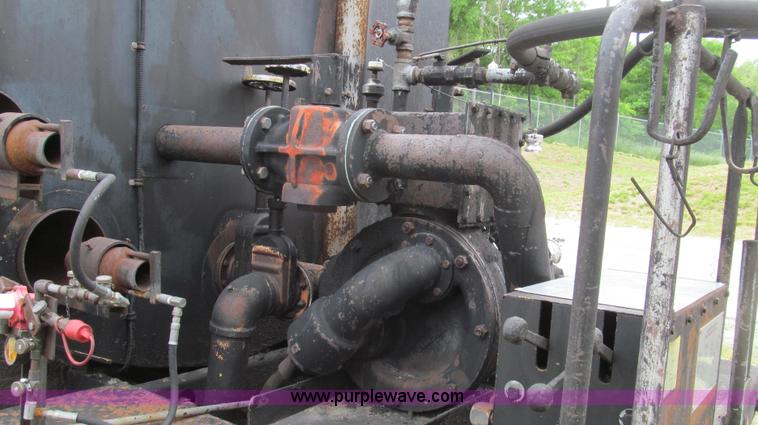 image for item E3967 1990 International 4900 oil distributor truck