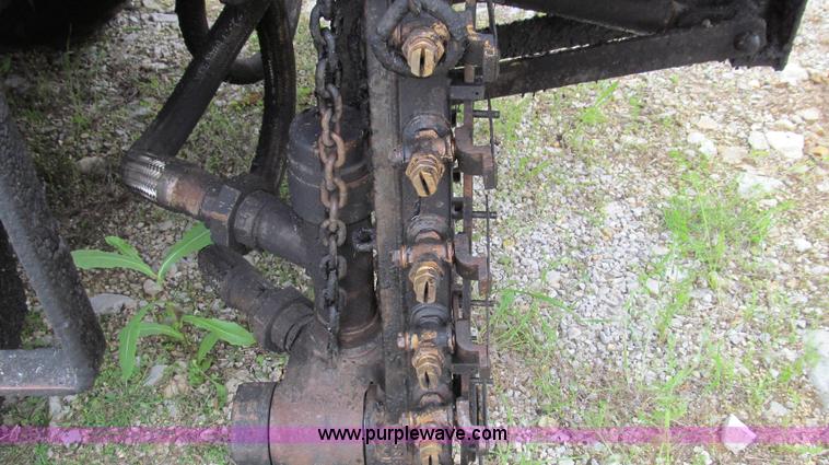 image for item E3967 1990 International 4900 oil distributor truck