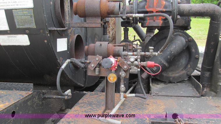 image for item E3967 1990 International 4900 oil distributor truck