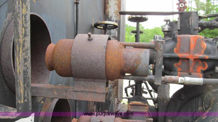 image for item E3967 1990 International 4900 oil distributor truck