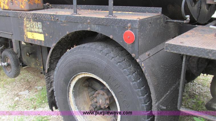 image for item E3967 1990 International 4900 oil distributor truck