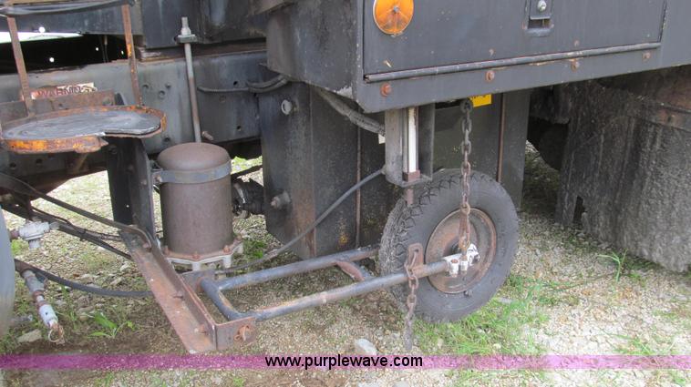 image for item E3967 1990 International 4900 oil distributor truck