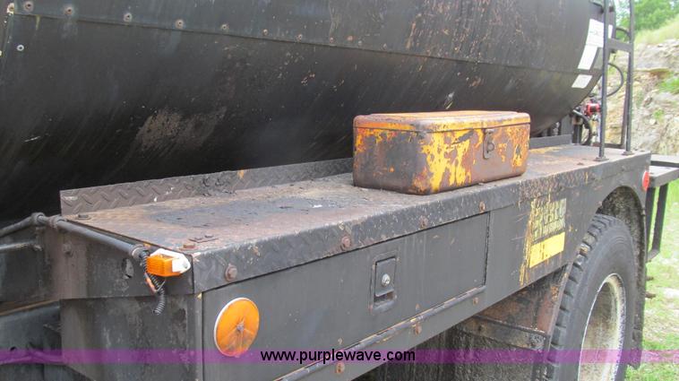 image for item E3967 1990 International 4900 oil distributor truck