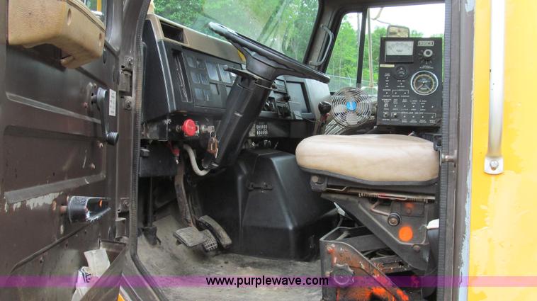 image for item E3967 1990 International 4900 oil distributor truck