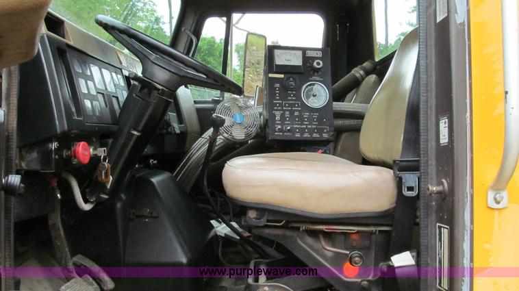 image for item E3967 1990 International 4900 oil distributor truck