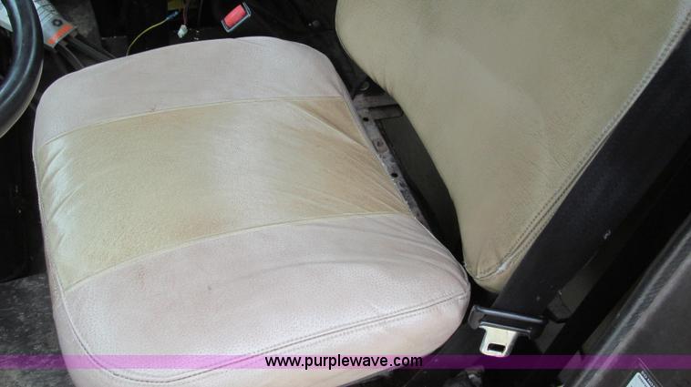 image for item E3967 1990 International 4900 oil distributor truck