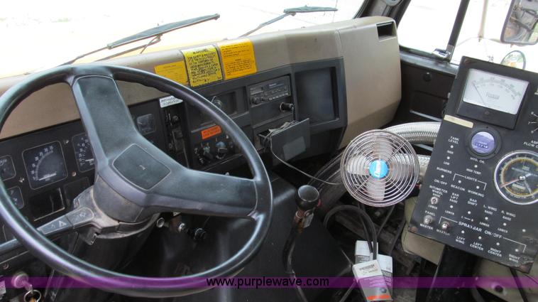 image for item E3967 1990 International 4900 oil distributor truck