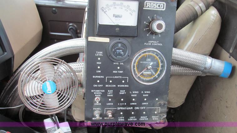 image for item E3967 1990 International 4900 oil distributor truck