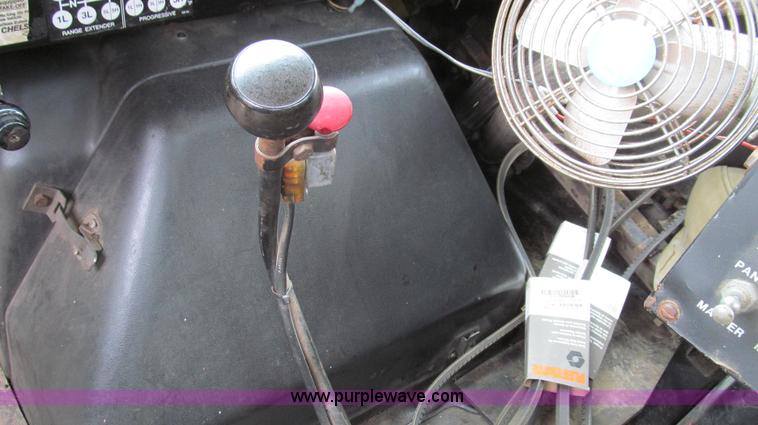 image for item E3967 1990 International 4900 oil distributor truck