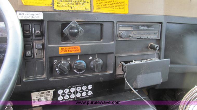 image for item E3967 1990 International 4900 oil distributor truck