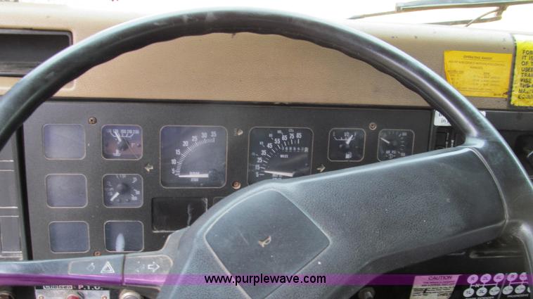 image for item E3967 1990 International 4900 oil distributor truck