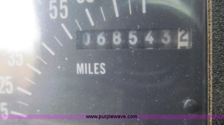 image for item E3967 1990 International 4900 oil distributor truck