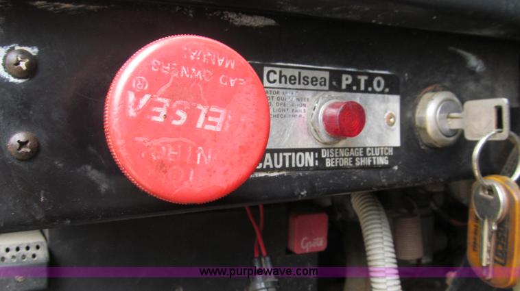 image for item E3967 1990 International 4900 oil distributor truck