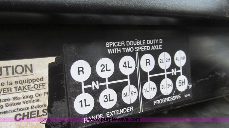 image for item E3967 1990 International 4900 oil distributor truck