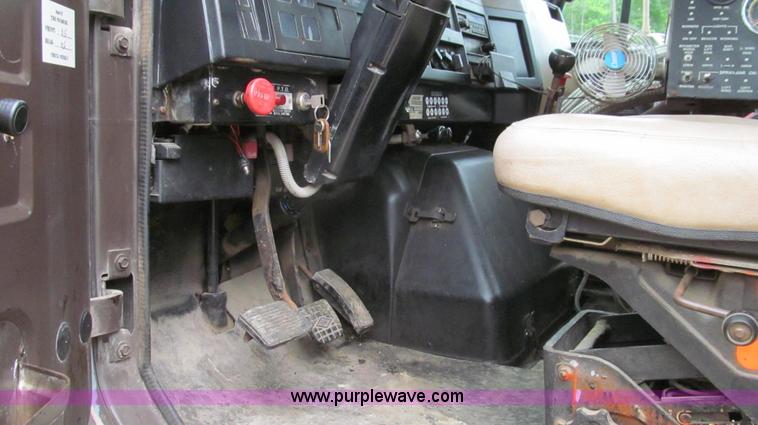 image for item E3967 1990 International 4900 oil distributor truck