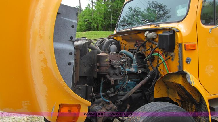 image for item E3967 1990 International 4900 oil distributor truck