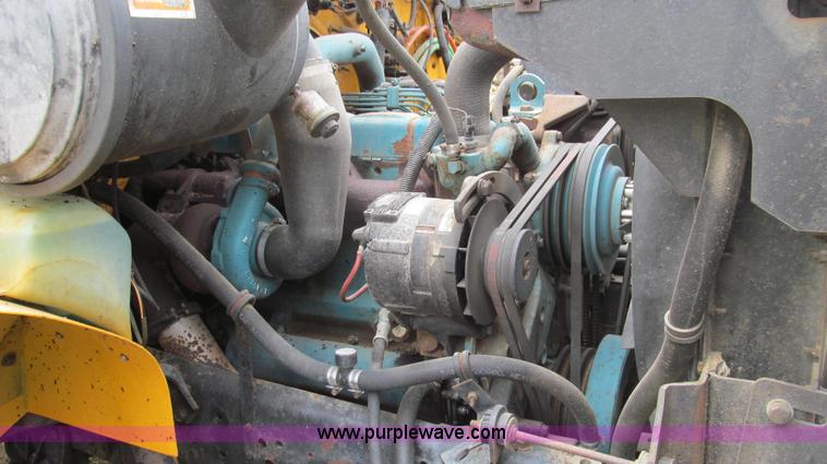 image for item E3967 1990 International 4900 oil distributor truck