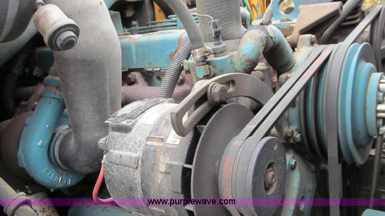 image for item E3967 1990 International 4900 oil distributor truck