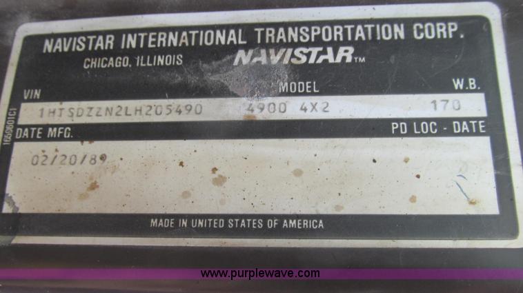 image for item E3967 1990 International 4900 oil distributor truck