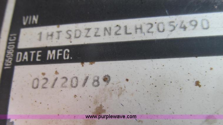 image for item E3967 1990 International 4900 oil distributor truck