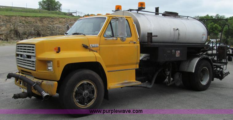 image for item E3968 1991 Ford F800 oil distributor truck