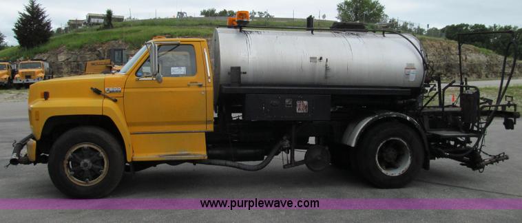 image for item E3968 1991 Ford F800 oil distributor truck