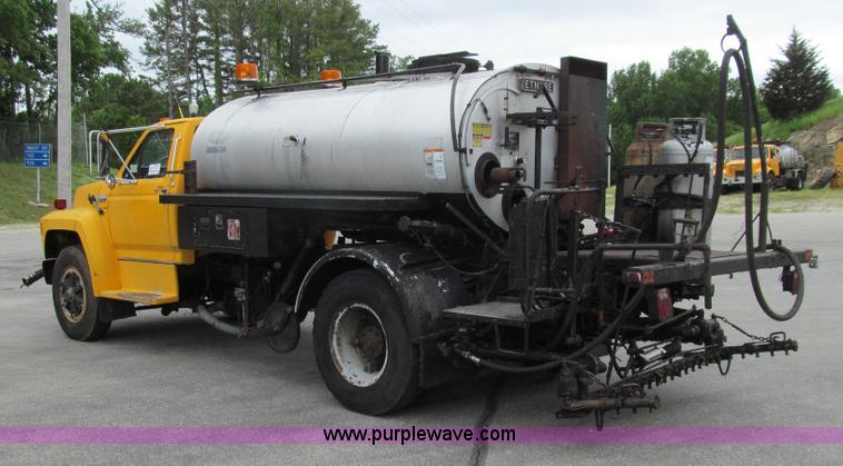 image for item E3968 1991 Ford F800 oil distributor truck