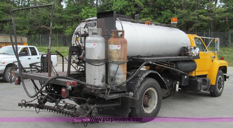 image for item E3968 1991 Ford F800 oil distributor truck