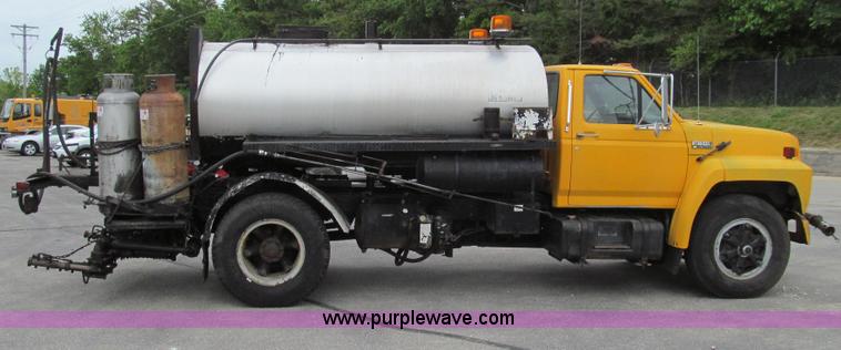 image for item E3968 1991 Ford F800 oil distributor truck