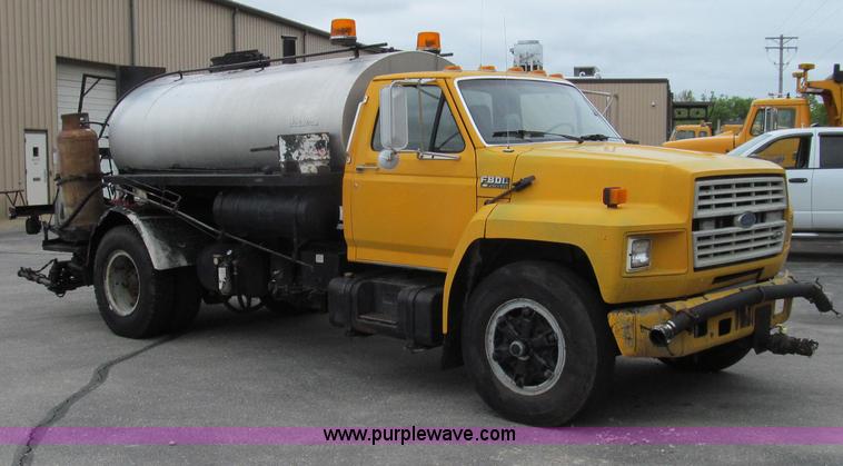 image for item E3968 1991 Ford F800 oil distributor truck